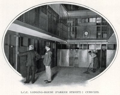 L.C.C. Logi-House (Parker Street): Skåp (s/v foto) av English Photographer