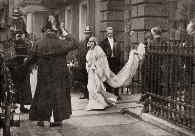 Lady Elizabeth Bowes Lyon på väg till sitt bröllop den 26 april 1923 med H.R.H. Hertigen av York, senare kung George VI, från The Story of Twenty Five Years, publicerad 1935 av English Photographer