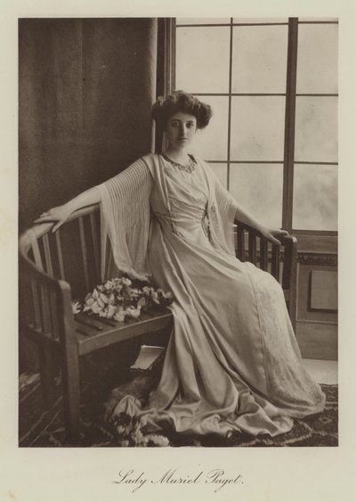 Lady Muriel Paget (svartvitt foto) av English Photographer