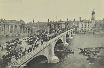 London Bridge: hästdragna omnibusar och vagn, såväl som fotgängare, korsar bron, 1895 av English Photographer