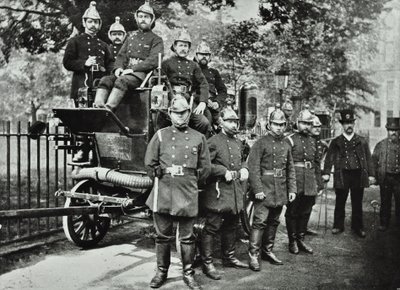 London Fire Brigade: grupp brandmän, med motor och kranar, 1895 av English Photographer