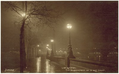 London, Embankment under en regnig natt (svartvitt foto) av English Photographer