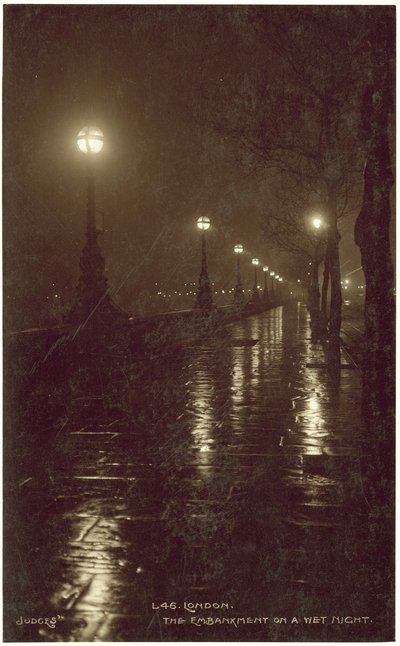 London, Embankment under en regnig natt (svartvitt foto) av English Photographer