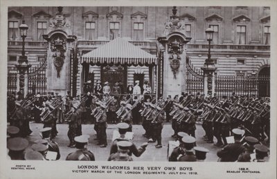 London välkomnar sina alldeles egna pojkar, segermarsch av Londonregementena, 5 juli 1919 (s/v foto) av English Photographer