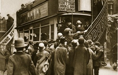 Londonbor som rusar efter en buss på Ludgate Hill (sepiafoto) av English Photographer