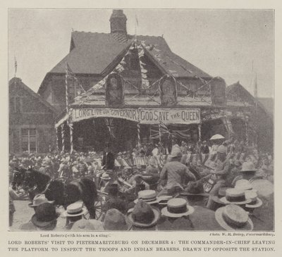 Lord Roberts besök i Pietermaritzburg den 4 december, överbefälhavaren lämnar plattformen för att inspektera trupperna och indiska bärare, uppställda mittemot stationen av English Photographer