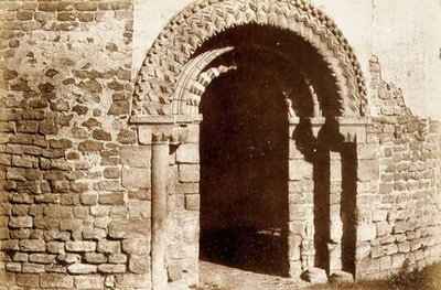 Ludlow Castle: Rundkyrkans dörr, ca 1852-3 (foto) av English Photographer