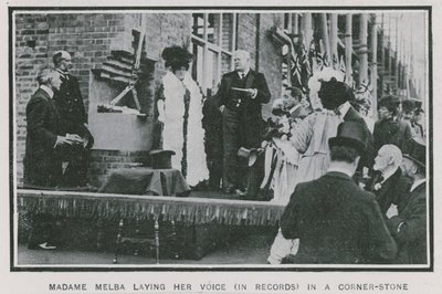 Madame Melba lägger sin röst på skiva i en hörnsten av English Photographer
