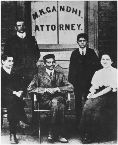 Mahatma Gandhi (1869-1948) med sin sekreterare Schlesin och tre kollegor i Johannesburg, Sydafrika, 1901 av English Photographer