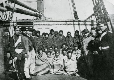 Maorifångar ombord på en fängelsehulk i Wellingtons hamn, 1866 av English Photographer