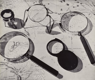 Karta och förstoringsglas (svartvitt foto) av English Photographer