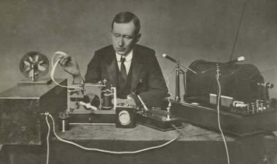 Marconi med en tidig trådlös apparat (s/v foto) av English Photographer