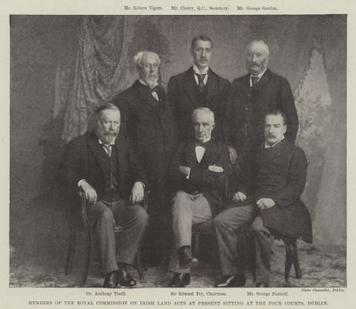 Medlemmar av Royal Commission on Irish Land Acts sitter för närvarande vid Four Courts, Dublin av English Photographer