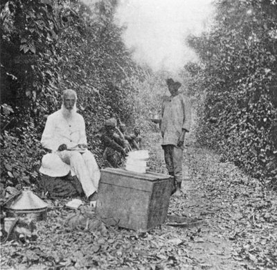Middagsstopp på marschen, från Under the African Sun; Under den afrikanska solen; en beskrivning av inhemska raser i Uganda, sportäventyr och andra upplevelser, av William John Ansorge, 1899 (bw phot av English Photographer