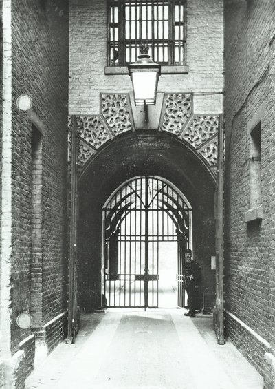 Millbank fängelse: huvudpassage, vaktmästare Barnard i dörröppningen, 1885 av English Photographer