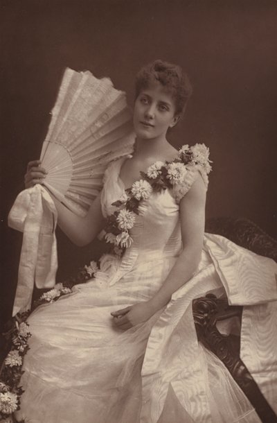 Miss Maude Millett av English Photographer