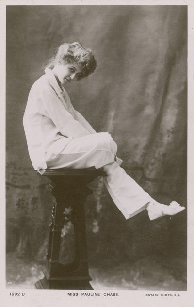 Miss Pauline Chase, i pyjamaskostym av English Photographer