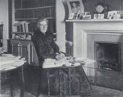 Mrs Humphry Ward i hennes studie (s/v foto) av English Photographer
