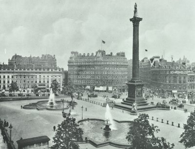 Nelsons Column, Trafalgar Square, Westminster LB: blickar mot sydost, 1895 av English Photographer