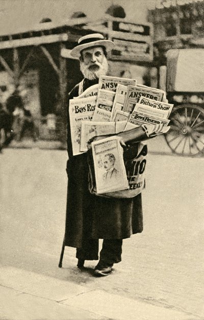 Tidningsförsäljare (s/v foto) av English Photographer