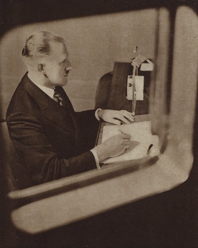 Nyhetsläsare som läser nyheterna i studiorna på BBC, London (s/v foto) av English Photographer