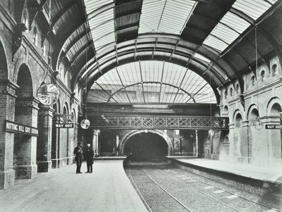 Notting Hill Gate tunnelbanestation: utsikt över plattformar och spår, 1868 av English Photographer