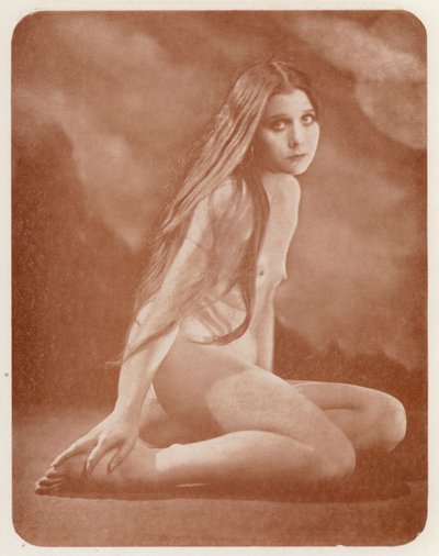 Nudistkonst: Dolores (svartvitt foto) av English Photographer