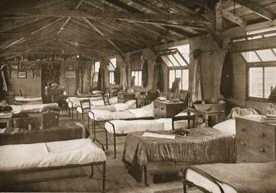 Ett av sovrummen, Donington Hall, illustration från tyska fångar i Storbritannien (fotogravyr) av English Photographer