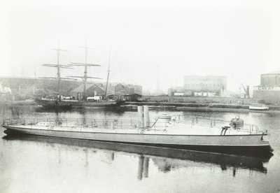 En av de tre torpedbåtar som byggdes för den portugisiska regeringen, London, 1881 av English Photographer