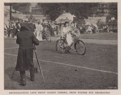 Fotograferar Lady Emily Gladys Cherry, pristagare för dekoration av English Photographer