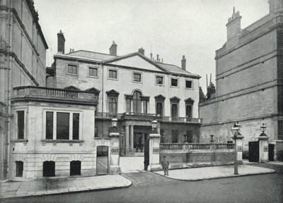 Piccadilly, Naval and Military Club (s/v foto) av English Photographer