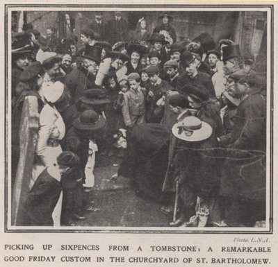 Plockar upp sixpences från en gravsten av English Photographer