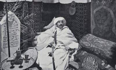 Pierre Loti i sin studie (s/v foto) av English Photographer