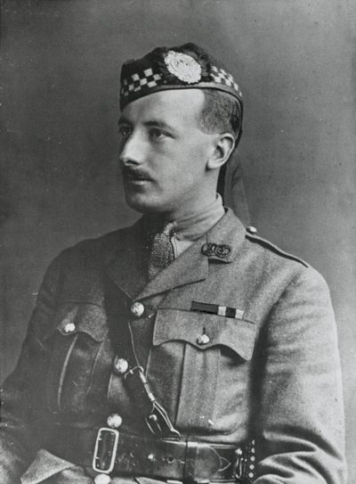 Porträtt av kapten Arthur Henderson VC, 2:a bataljonen Argyll och Sutherland Highlanders, 1915 av English Photographer