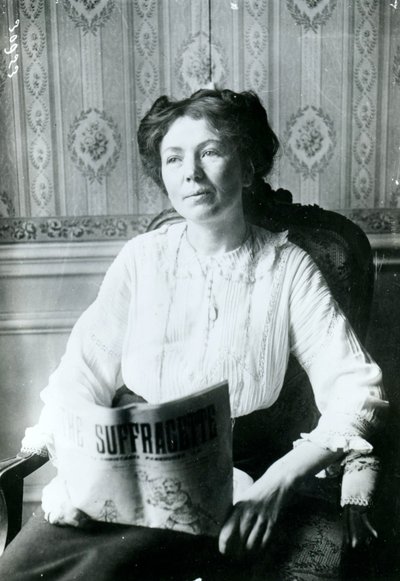 Porträtt av Christabel Pankhurst som läser en kopia av The Suffragette c.1905 av English Photographer