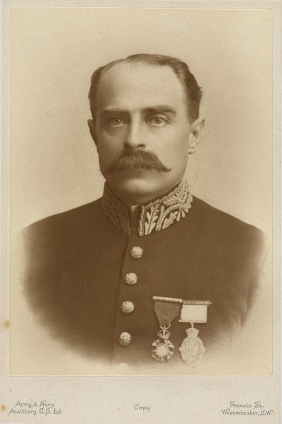 Porträtt av Francis Younghusband (s/v foto) av English Photographer