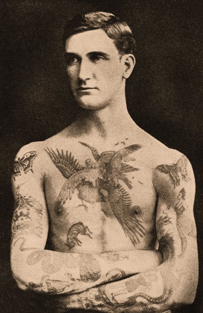 Porträtt av en man tatuerad av Sutherland MacDonald av English Photographer