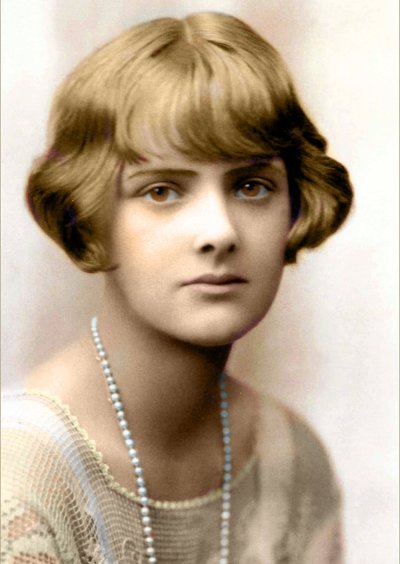 Porträtt av författaren Daphne du Maurier 1930 (svartvitt foto) av English Photographer