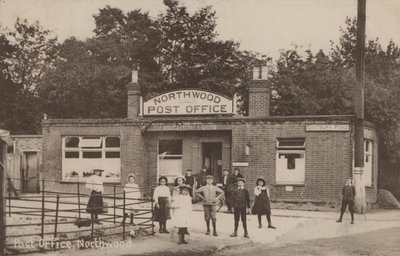 Postkontor, Northwood, London (svartvitt foto) av English Photographer