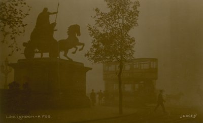 Vykort med en bild av London i smogen av English Photographer