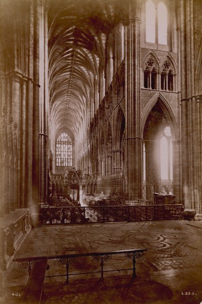 Vykort med en bild av det inre av Westminster Abbey av English Photographer