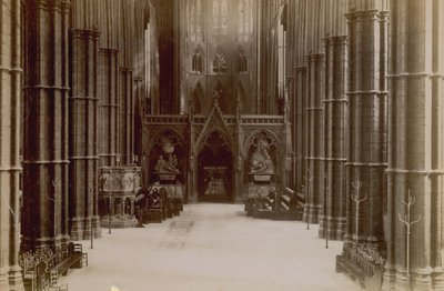 Vykort med en bild av det inre av Westminster Abbey av English Photographer