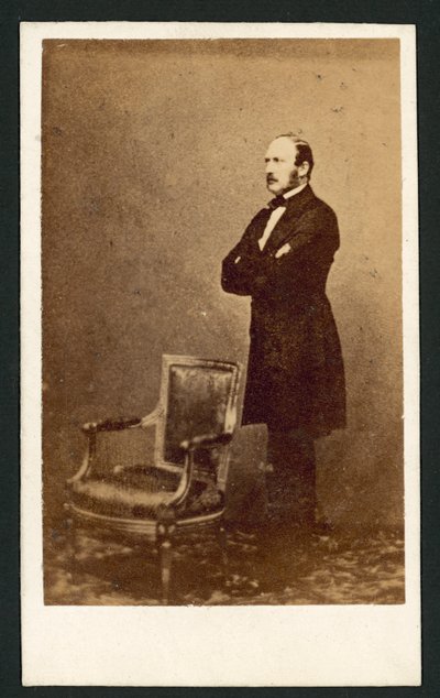 Prins Albert, stående bakom en stol (s/v foto) av English Photographer