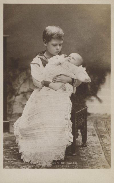 Prins Edward av Wales, ammar sin lillebror George (s/v-foto) av English Photographer