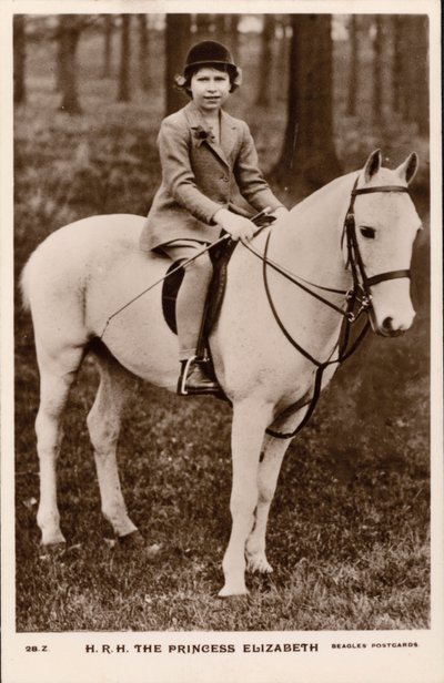 Prinsessan Elizabeth (senare drottning Elizabeth II) rider på en vit ponny (s/v foto) av English Photographer