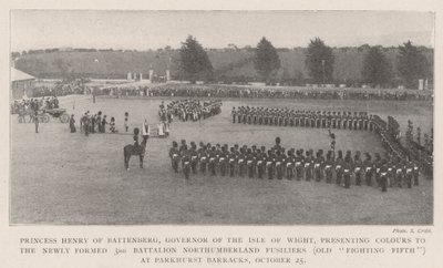 Prinsessan Henry av Battenberg, guvernör på Isle of Wight, presenterar Colors till den nybildade 3:e bataljonen Northumberland Fusiliers (Old Fighting Fifth) på Parkhurst Barracks, 25 oktober (bw ph) av English Photographer