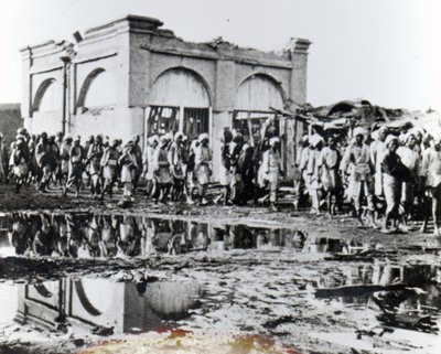 Fångar som passerade Mihrab, Khalifas bönehus, 1898 av English Photographer