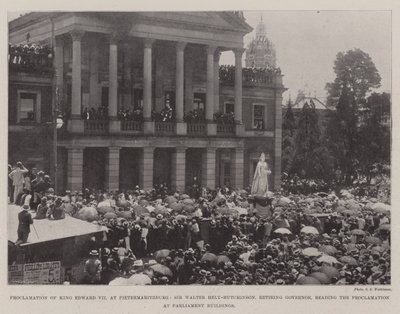 Kungörelse av kung Edward VII i Pietermaritzburg, Sir Walter Hely-Hutchinson, avgående guvernör, läser kungörelsen i parlamentsbyggnaderna av English Photographer
