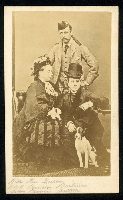 Drottning Victoria, prinsessan Beatrice och prins Arthur av English Photographer