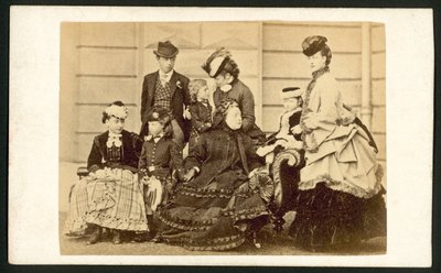 Drottning Victoria och medlemmar av hennes familj av English Photographer
